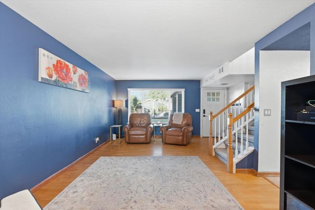 9545 Linda Rio Dr, Sacramento, CA 95827
