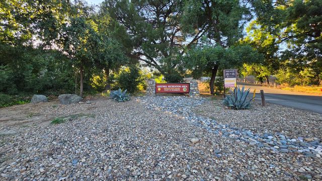9545 Linda Rio Dr, Sacramento, CA 95827