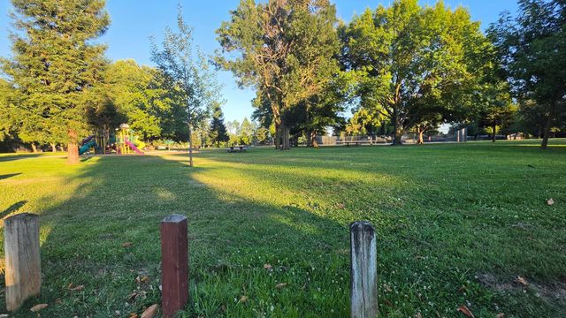 9545 Linda Rio Dr, Sacramento, CA 95827