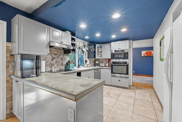 9545 Linda Rio Dr, Sacramento, CA 95827