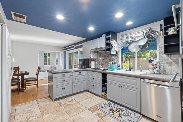 9545 Linda Rio Dr, Sacramento, CA 95827