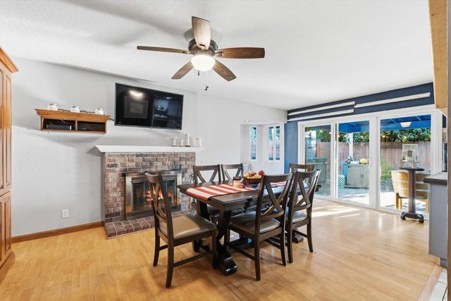 9545 Linda Rio Dr, Sacramento, CA 95827