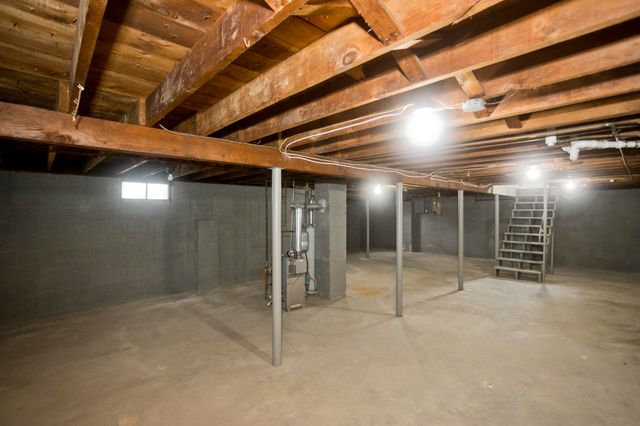 82 Gill St, Chicopee, MA 01013