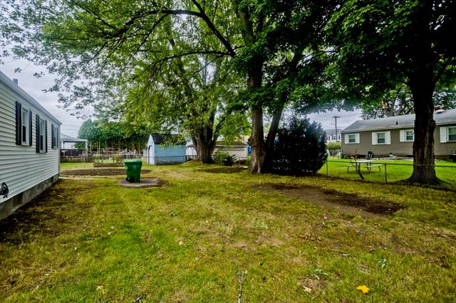82 Gill St, Chicopee, MA 01013