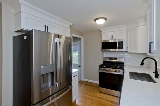 82 Gill St, Chicopee, MA 01013