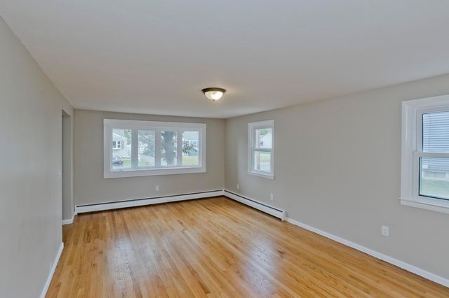 82 Gill St, Chicopee, MA 01013