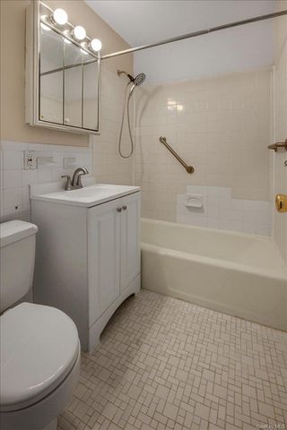 4 BIRCHWOOD 1B, Mineola, NY 11501