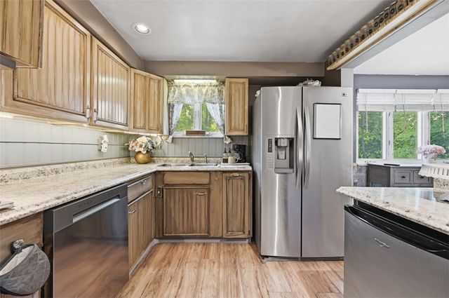 4662 Mapledale Dr, Lincoln Place, PA 15120