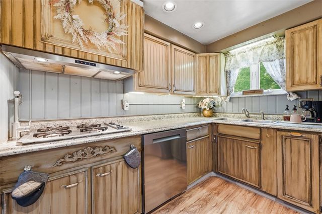 4662 Mapledale Dr, Lincoln Place, PA 15120