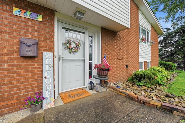 4662 Mapledale Dr, Lincoln Place, PA 15120