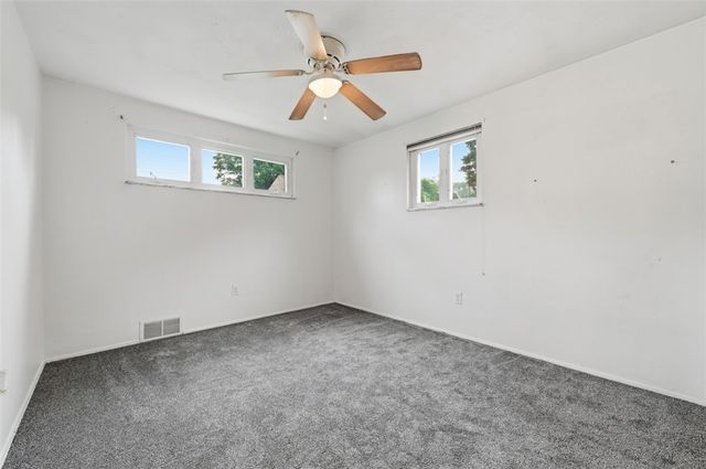 4662 Mapledale Dr, Lincoln Place, PA 15120