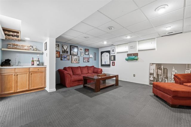 4662 Mapledale Dr, Lincoln Place, PA 15120