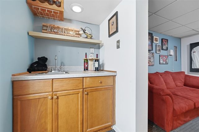 4662 Mapledale Dr, Lincoln Place, PA 15120