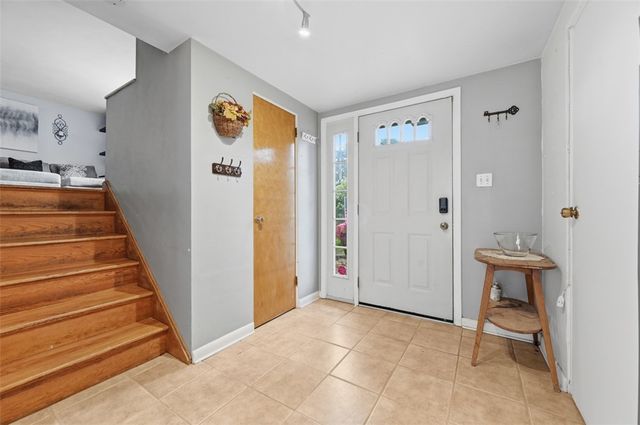 4662 Mapledale Dr, Lincoln Place, PA 15120