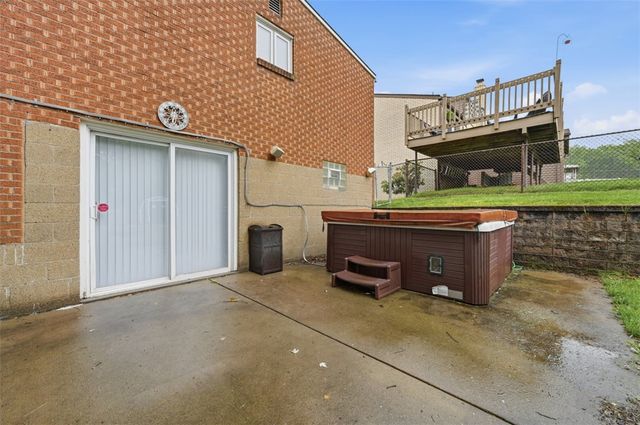4662 Mapledale Dr, Lincoln Place, PA 15120