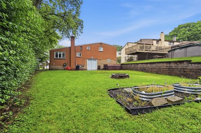 4662 Mapledale Dr, Lincoln Place, PA 15120