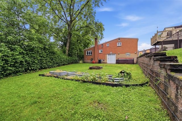 4662 Mapledale Dr, Lincoln Place, PA 15120