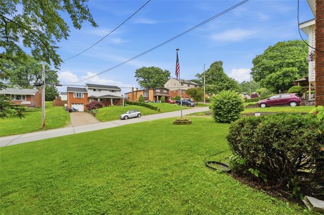 4662 Mapledale Dr, Lincoln Place, PA 15120