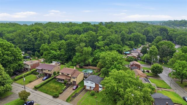 4662 Mapledale Dr, Lincoln Place, PA 15120