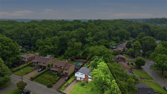 4662 Mapledale Dr, Lincoln Place, PA 15120