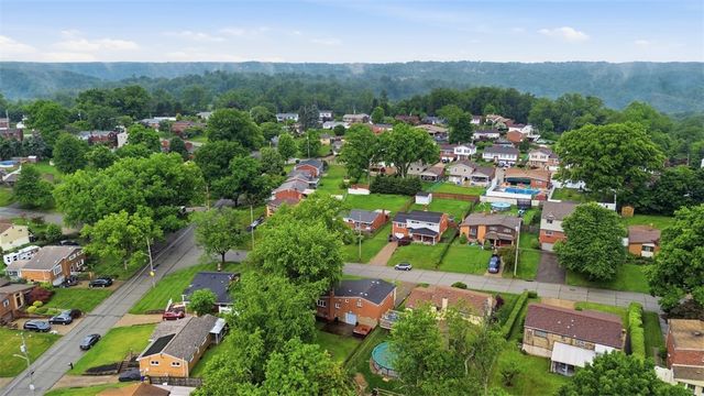 4662 Mapledale Dr, Lincoln Place, PA 15120
