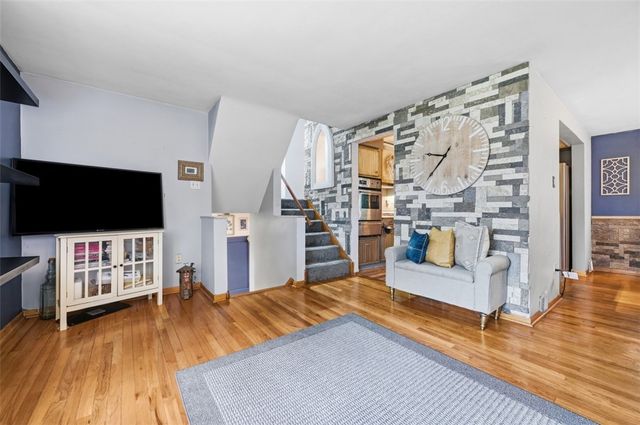 4662 Mapledale Dr, Lincoln Place, PA 15120