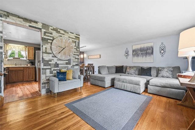 4662 Mapledale Dr, Lincoln Place, PA 15120