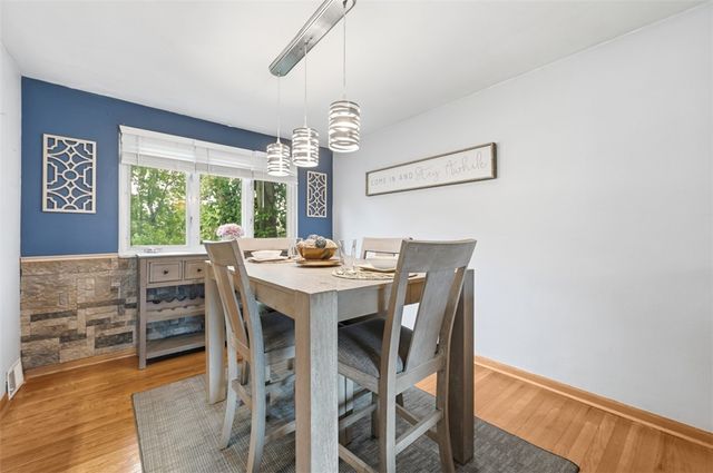 4662 Mapledale Dr, Lincoln Place, PA 15120