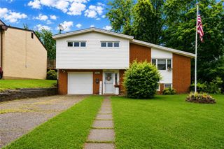 4662 Mapledale Dr, Lincoln Place, PA 15120