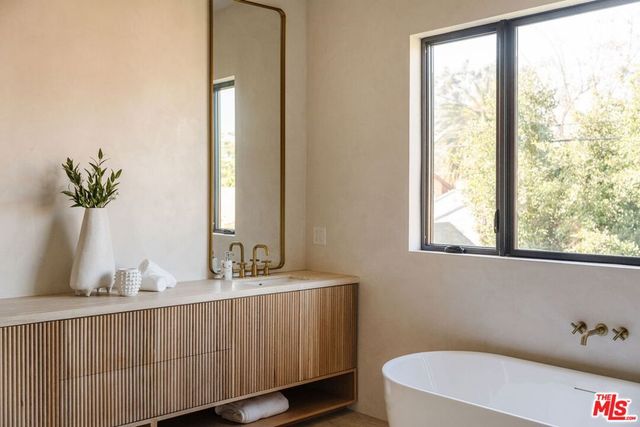 1611 S Bedford Street, Los Angeles, CA 90035