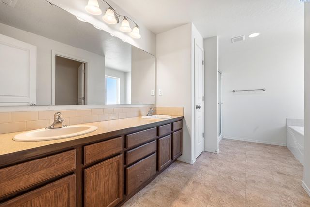 9305 W 9th Place, Kennewick, WA 99336
