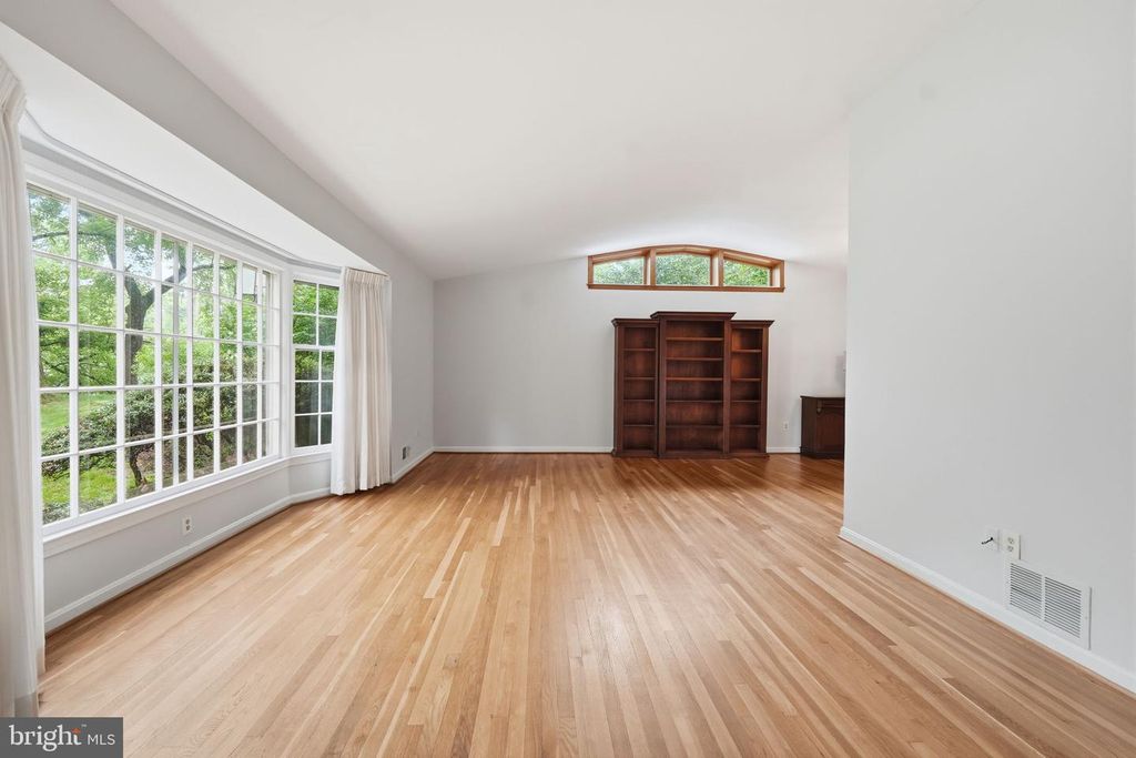Image 6 of property listing at 12516 DAVAN DR, Silver Spring, MD 20904