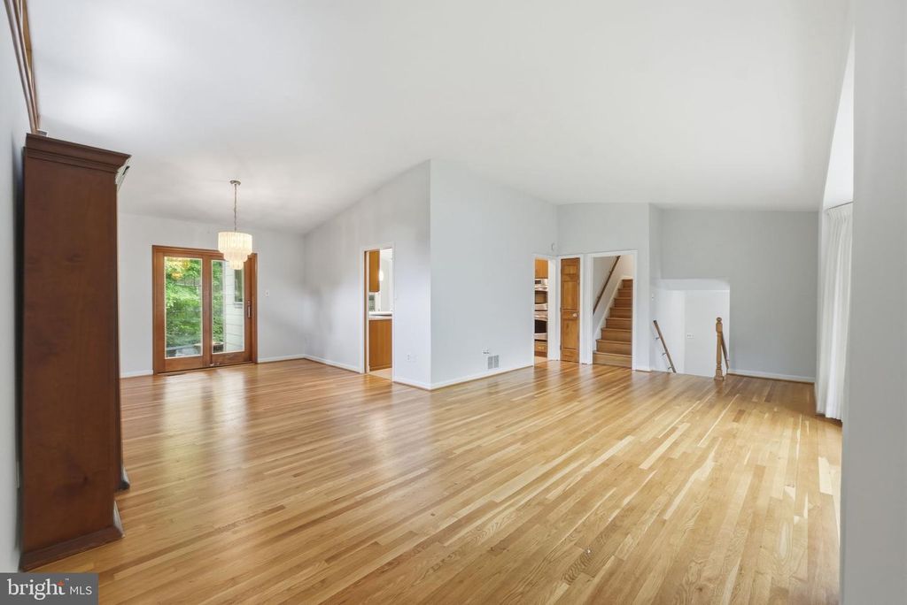 Image 8 of property listing at 12516 DAVAN DR, Silver Spring, MD 20904