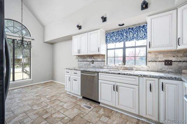 10018 S Maplewood Avenue, Tulsa, OK 74137