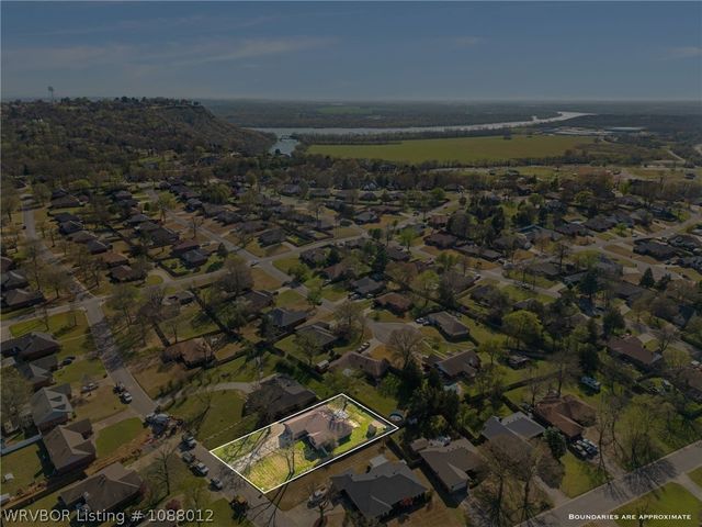 1711 Somerset Way, Van Buren, AR 72956