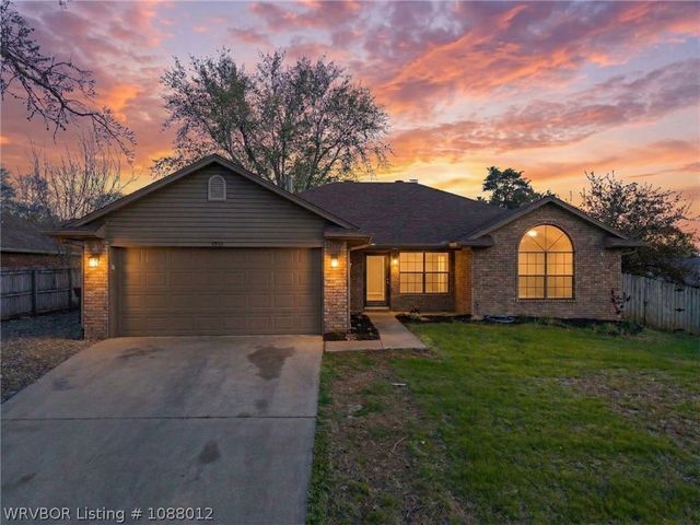 1711 Somerset Way, Van Buren, AR 72956