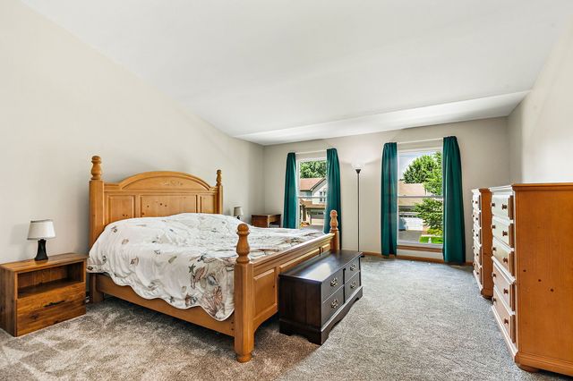 3880 Peartree Drive, Lake In The Hills, IL 60156