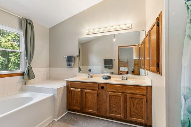 3880 Peartree Drive, Lake In The Hills, IL 60156