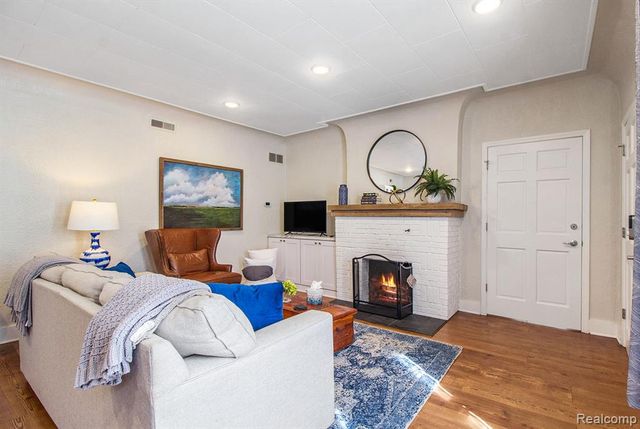 155 N Main Street, Clarkston, MI 48346