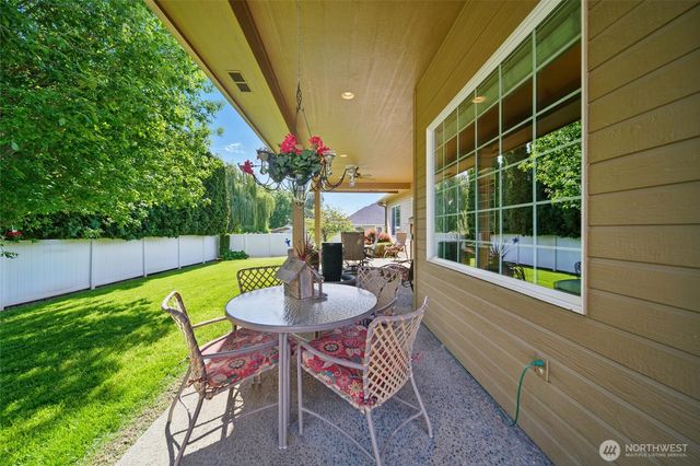 832 SE Vintage Way, College Place, WA 99324