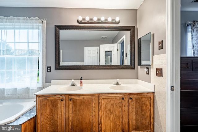 9 E HAWTHORNE DR, Newark, DE 19702