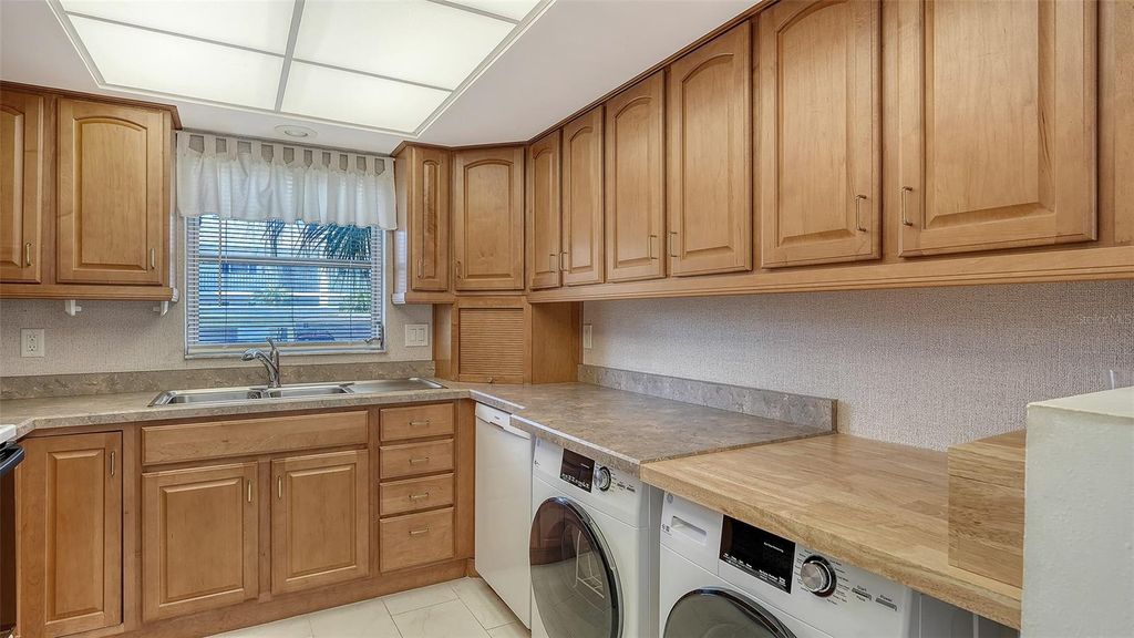 Image 21 of property listing at 4868 INDEPENDENCE DRIVE, Bradenton, FL 34210