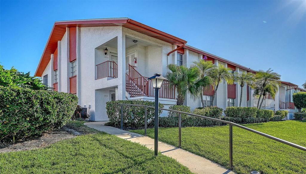 Image 4 of property listing at 4868 INDEPENDENCE DRIVE, Bradenton, FL 34210