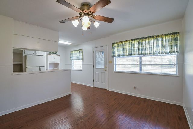 129 Cannon Street, Clute, TX 77531