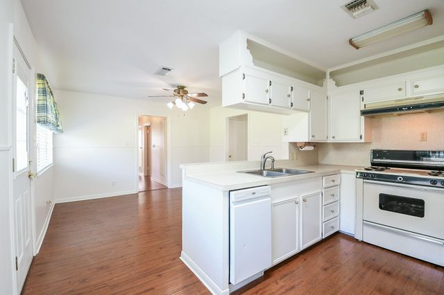 129 Cannon Street, Clute, TX 77531