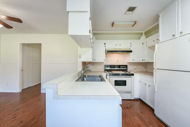 129 Cannon Street, Clute, TX 77531