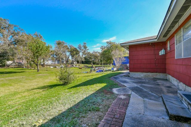 129 Cannon Street, Clute, TX 77531