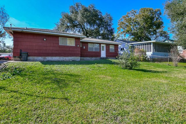 129 Cannon Street, Clute, TX 77531