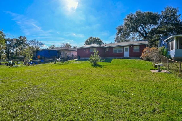 129 Cannon Street, Clute, TX 77531
