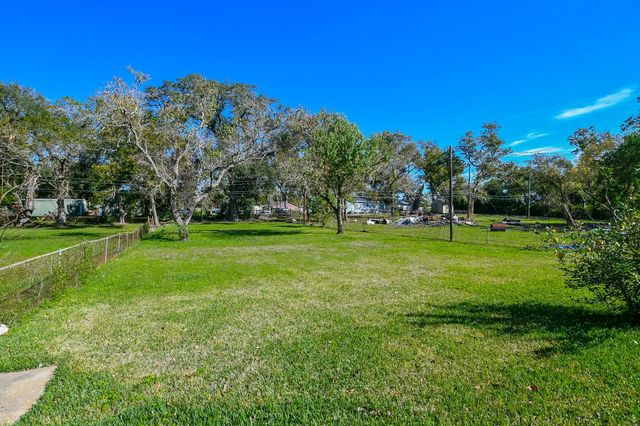 129 Cannon Street, Clute, TX 77531